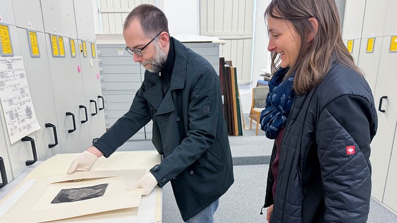 Magazinmeister Lars Krauße und Museumschefin Sabrina Lüderitz untersuchen im Depot der Heidecksburg einen Stuhl aus ehemaligem jüdischen Besitz.