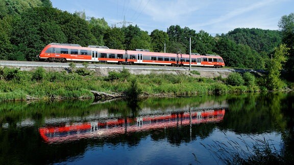 Franken-Thüringen-Express auf der Fahrt von Nürnberg nach Jena auf der Saalbahn bei Zeutsch.