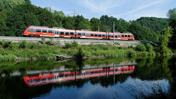 Franken-Thüringen-Express auf der Fahrt von Nürnberg nach Jena auf der Saalbahn bei Zeutsch.