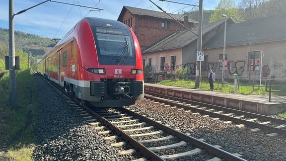 Regionalexpress im Bahnhof von Kaulsdorf 
