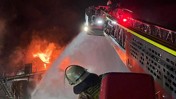 Feuerwehr löscht Brand mit Drehleiter