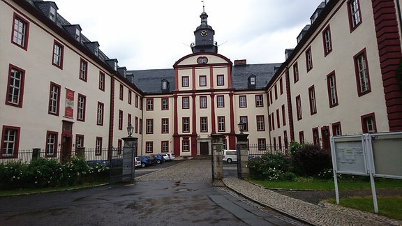 Das Landratsamt des Kreises Saalfeld-Rudolstadt im ehemaligen Schloss in Saalfeld
