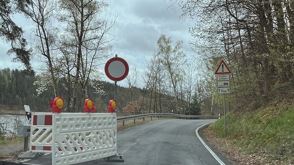  Die Straße vor der Hohenwarte-Staumauer im Kreis Saalfeld-Rudolstadt ist gesperrt.