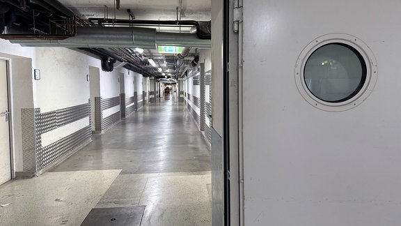 Gang mit Rohren an der Decke in einer Klinik.