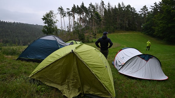 Drei Zelte stehen am Grünen Band auf der früheren innerdeutschen Grenze. 