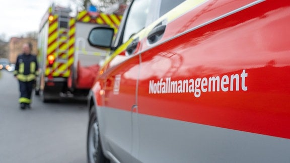 Rettungswagen mit Notfallmanagement-Aufschrift.