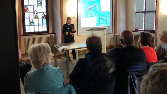 Fregattenkapitänin Victoria Wirkner bei einem Vortrag vor Zuschauern während eines Treffens der Gesellschaft für Schifffahrts-und Marinegeschichte in Rudolstadt