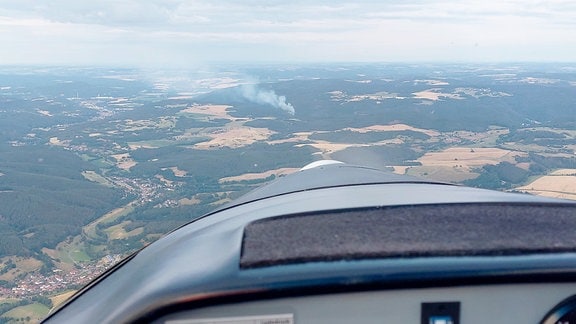 Ein Waldbrand im Schwarzatal aus einem Kleinflugzeug fotografiert.
