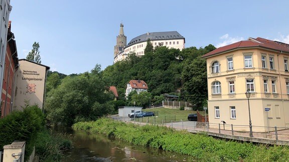 Stadtlandschaft mit Schloss auf einem Hügel