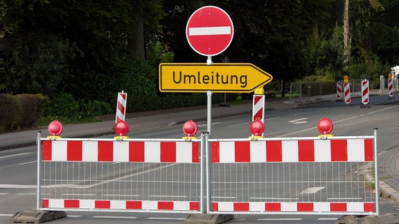 Verkehrsschilder Umleitung und Einfahrt verboten an einer Straße