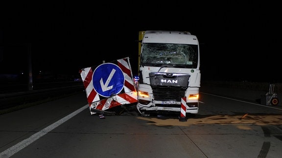 Ein Lkw ist auf der A9 auf einen Schilderwagen aufgefahren.