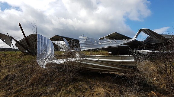 Thema Sturmschaden in Agrargenossenschaft Kreis Saalfeld, Dachteile über 200 m verteilt