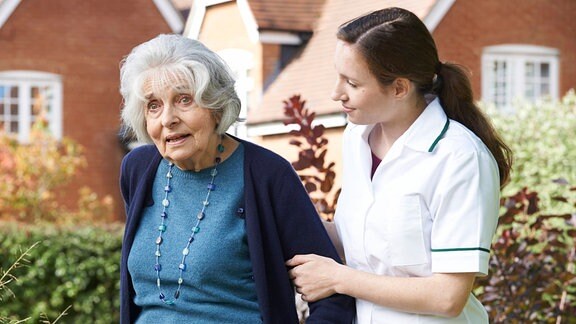 Eine Pflegerin bei einer älteren Frau