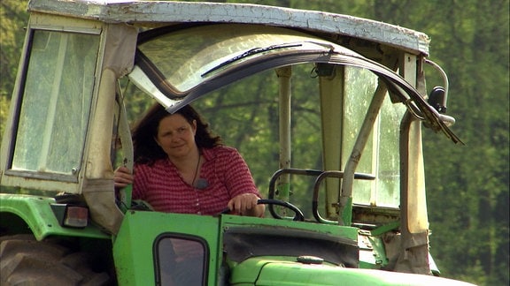 Eine Frau fährt Traktor
