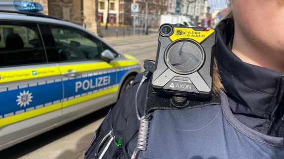 Bodycam auf der Schulter einer Polizeibeamtin
