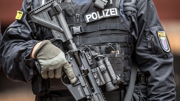 Polizeibeamte  bei Schießübungen mit der Mitteldistanzwaffe, dem Sturmgewehr G38.