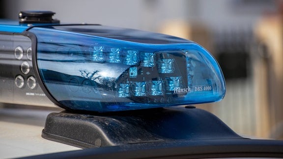 Nahaufnahme von einem Blaulicht an einem Polizeiauto