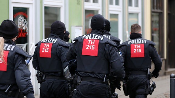 Polizisten rennen durch die Stadt Erfurt