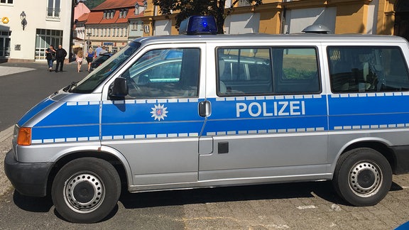 Polizeiwagen vor der Polizeiinspektion Suhl