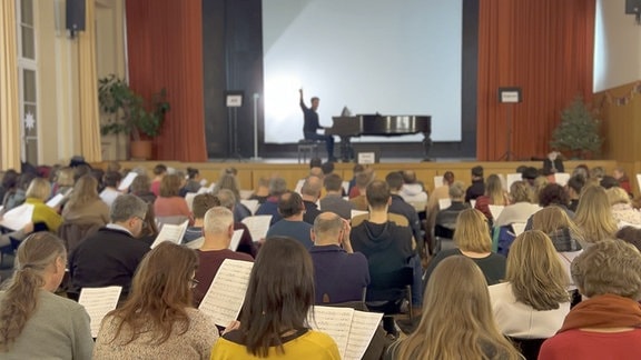 Chorprobe mit dem Popkantor der EKM Christian König für das vierte Chorprojekt im Sommer 2024.