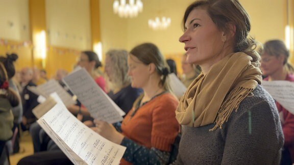 Chorprobe mit dem Popkantor der EKM Christian König für das vierte Chorprojekt im Sommer 2024.