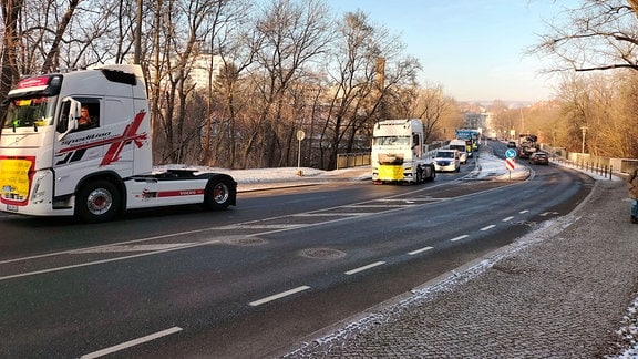 Lkw bei ihrer Protestfahrt durch Thüringen mit regierungskritischen Transparenten.