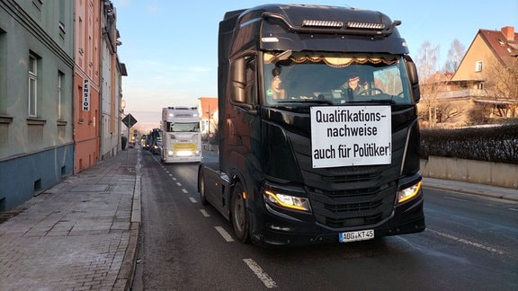 Lkw bei ihrer Protestfahrt durch Thüringen mit regierungskritischen Transparenten.