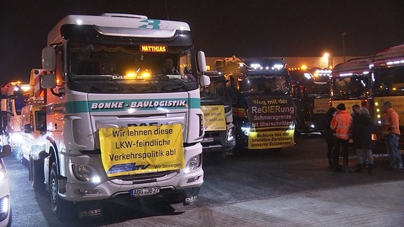 Viele Lkw-Fahrer fahren auf der Bundesstraße von Erfurt nach Jena, um zu protestieren.