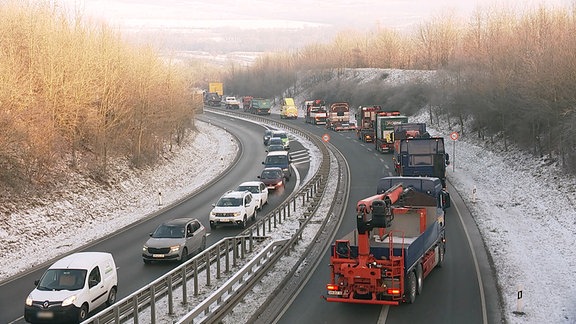 Viele Lkw-Fahrer fahren auf der Bundesstraße von Erfurt nach Jena, um zu protestieren.