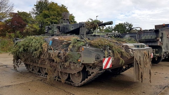 Getarnter Puma-Schützenpanzer des Panzergrenadierbataillons 112 der Bundeswehr bei einer Übung in der Lüneburger Heide (Mai 2022)