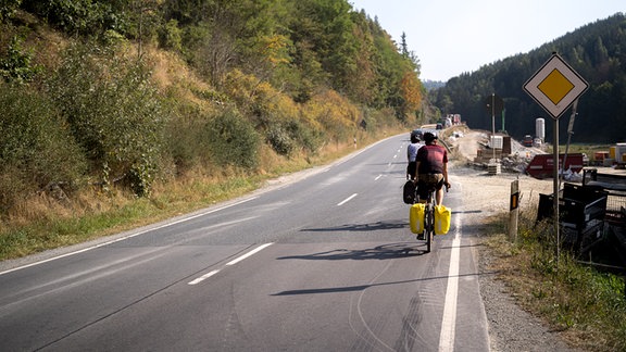 Zwei Radfahrer auf einer Landstraße