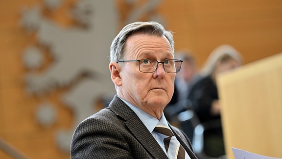 Bodo Ramelow (Die Linke), Ministerpräsident von Thüringen, sitzt im Plenarsaal des Thüringer Landtags.