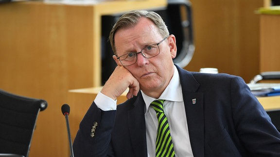 Bodo Ramelow (Die Linke), Ministerpräsident von Thüringen, reagiert im Plenarsaal des Thüringer Landtags auf die Rede des AfD-Fraktionschefs.
