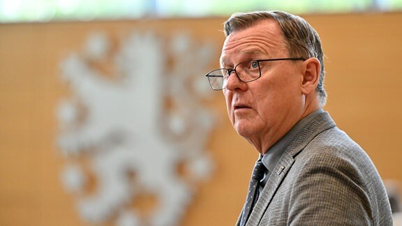 Thüringens Ministerpräsident Bodo Ramelow steht im Plenarsaal des Landtags