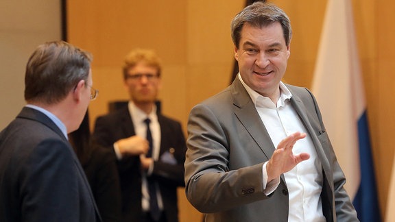 Bodo Ramelow und Markus Söder unterhalten 2018 sich zu Beginn der Ministerpräsidentenkonferenz im Bundesrat.