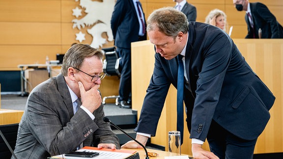 Ministerpräsident Bodo Ramelow im Gespräch mit dem Fraktionsvorsitzenden der CDU im Thüringer Landtag Dr. Mario Voigt