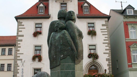 Das Rathaus mit Marktbrunnen in Schmölln