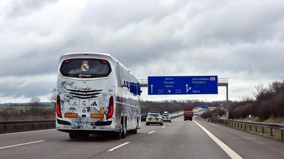 Der Mannschaftsbus von Real Madrid fährt auf einer Autobahn.