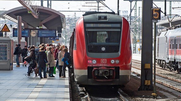 Eine Regionalbahn steht im Erfurter Bahnhof
