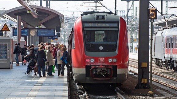 Eine Regionalbahn steht 2015 im Erfurter Bahnhof.