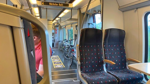 Zwei Fahrräder stehen in einem Abteil einer Regionalbahn