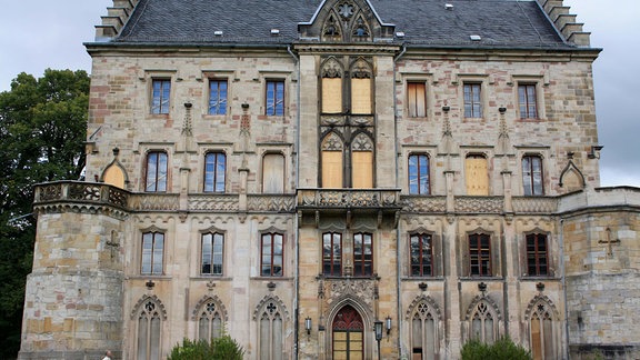 Mit Brettern an Fenstern und Türen will man Schloss Reinhardsbrunn vor dem Verfall und Vandalismus schützen