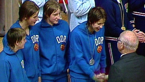 Vier DDR-Sportlerinnen erhalten eine Medaille. Renate Vogel erhält eine Silbermedaille bei Olympia 1972 in München