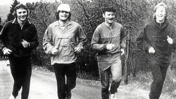 Die vier Läufer, ERFINDER des legendären ersten Rennsteiglaufes:  Jens Wötzel, Wolf-Dieter Wolfram, Hans-Georg Kremer und Hans-Joachim Römhild beim ersten Rennsteiglauf 1973.