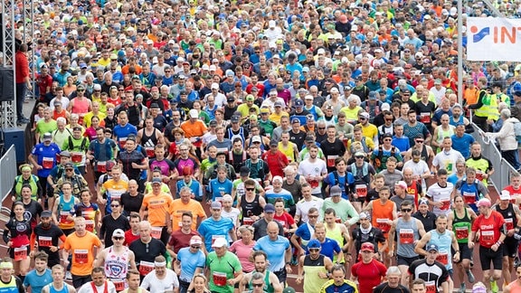 Läufer starten beim 51. GutsMuths-Rennsteiglauf 2024 in Neuhaus am Rennweg auf die Marathon-Strecke.