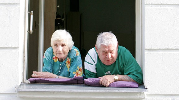Rentner schauen aus dem Fenster