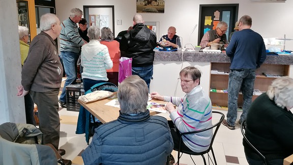Gäste und Helfer im Reparicafé in Bad Salzungen.