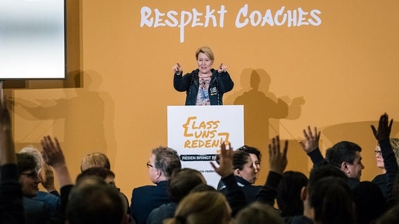 Franziska Giffey (SPD) spricht zu Schülern und «Respekt Coaches» an der Berufseinstiegsschule Hannover.