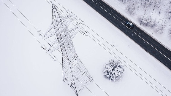 Schnee auf einem Strommast