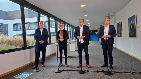 Steffen Schütz (BSW/von links), Katja Wolf (BSW), Mario Voigt (CDU) und Georg Maier (SPD) berichten in einer Pressekonferenz vom neuen Kompromiss zu einer Friedens-Präambel.